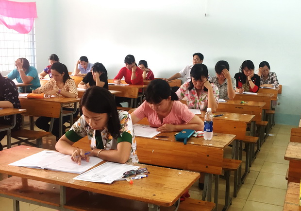 Administering Vietnamese Standardized Test of English Proficiency for English Language Teachers in Vinh Long Province.